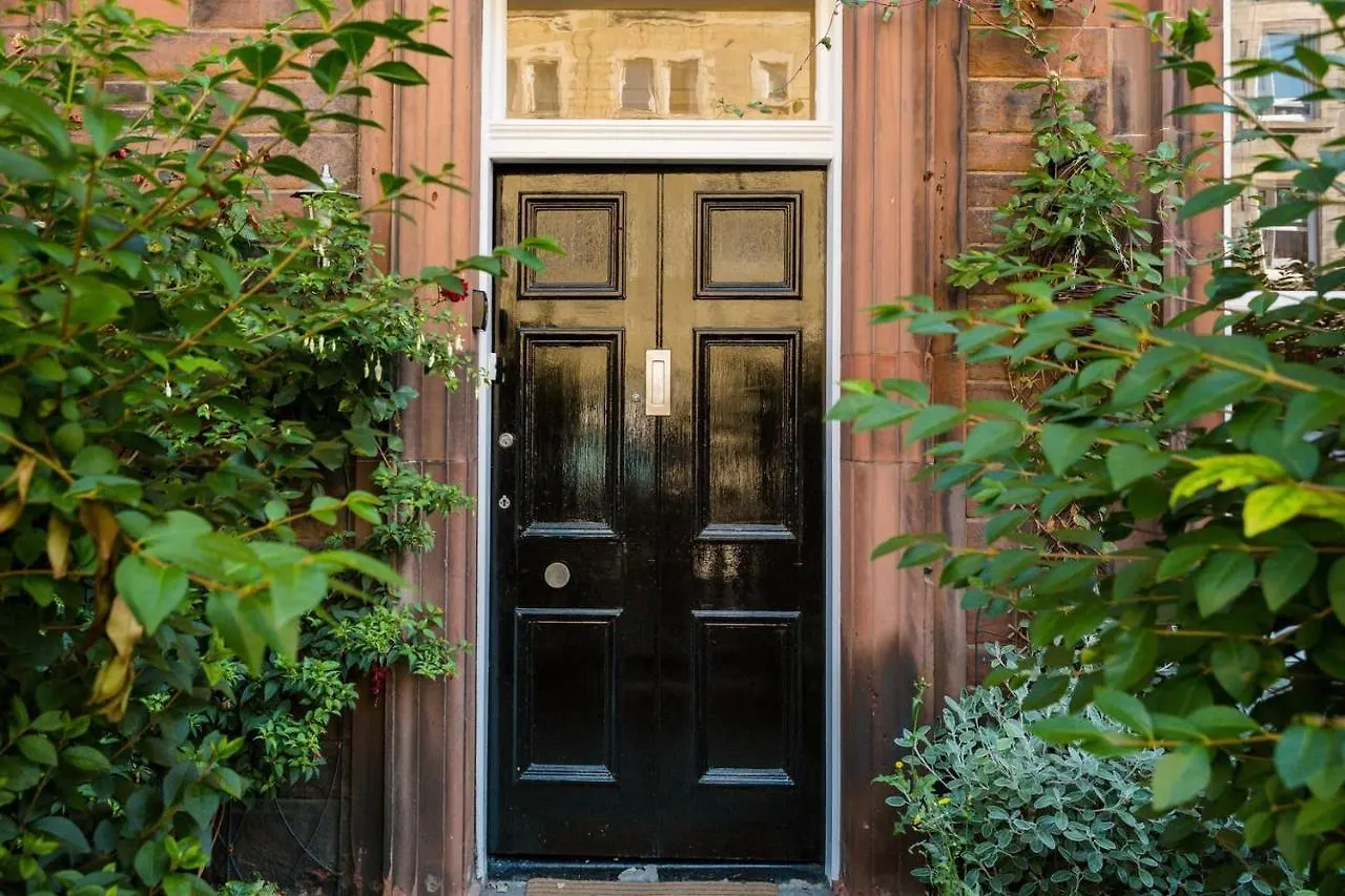 Beautiful, Traditional 2 Bedroom Main Door Flat Edinburgh
