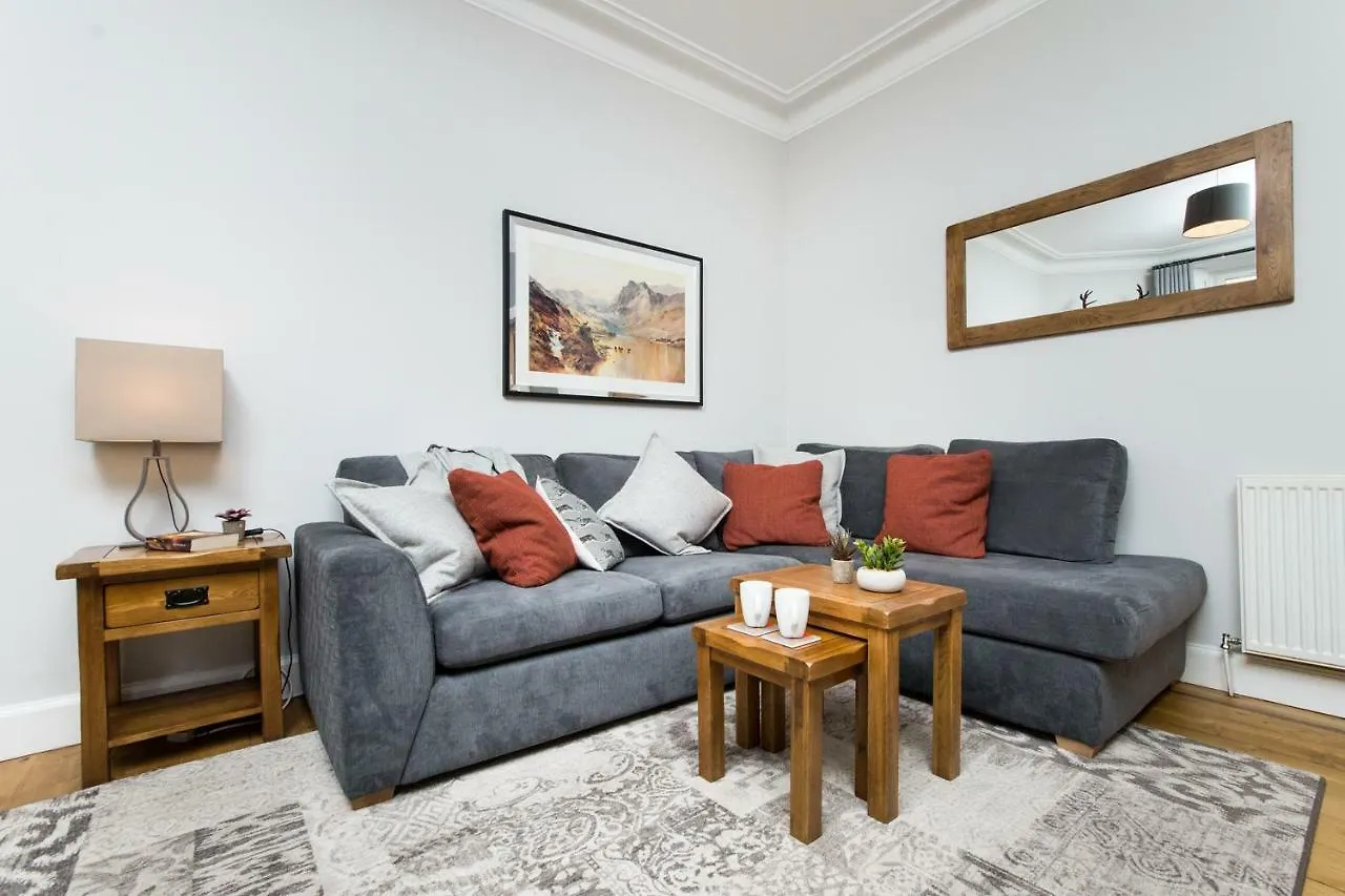 Beautiful, Traditional 2 Bedroom Main Door Flat Edinburgh Apartment