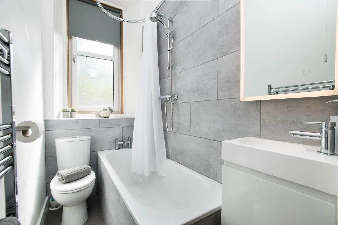 Beautiful, Traditional 2 Bedroom Main Door Flat Edinburgh