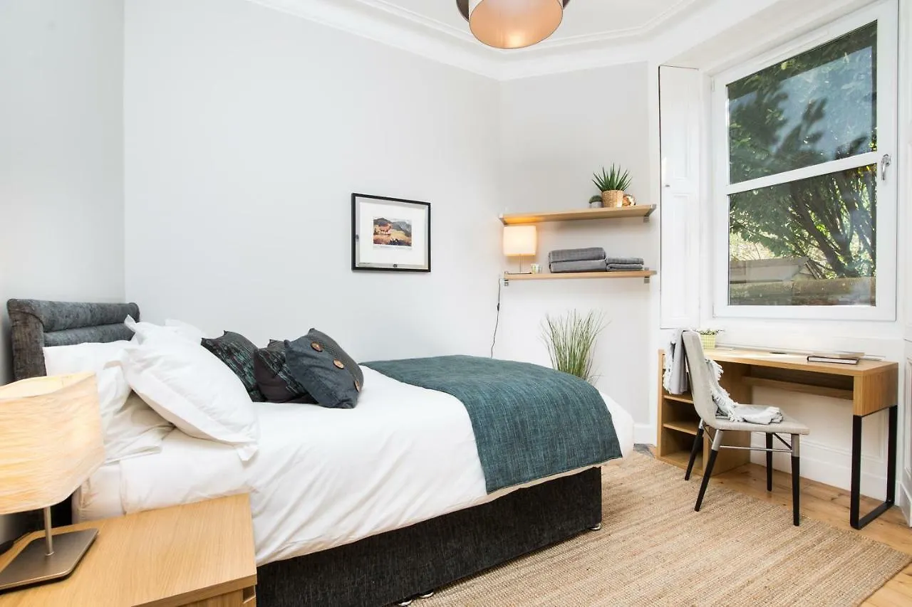Beautiful, Traditional 2 Bedroom Main Door Flat Edinburgh
