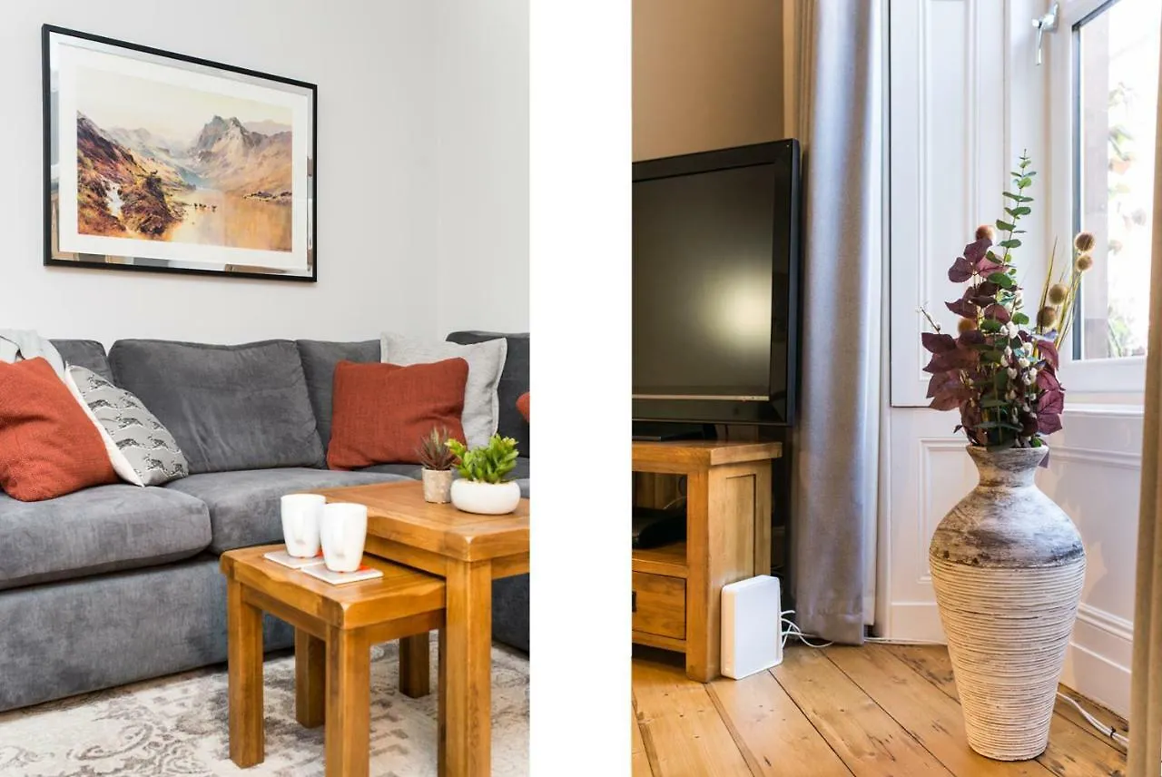 Beautiful, Traditional 2 Bedroom Main Door Flat Edinburgh Apartment
