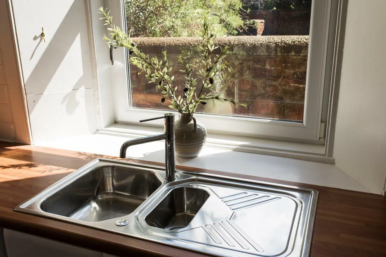 Beautiful, Traditional 2 Bedroom Main Door Flat Edinburgh 0*,  United Kingdom