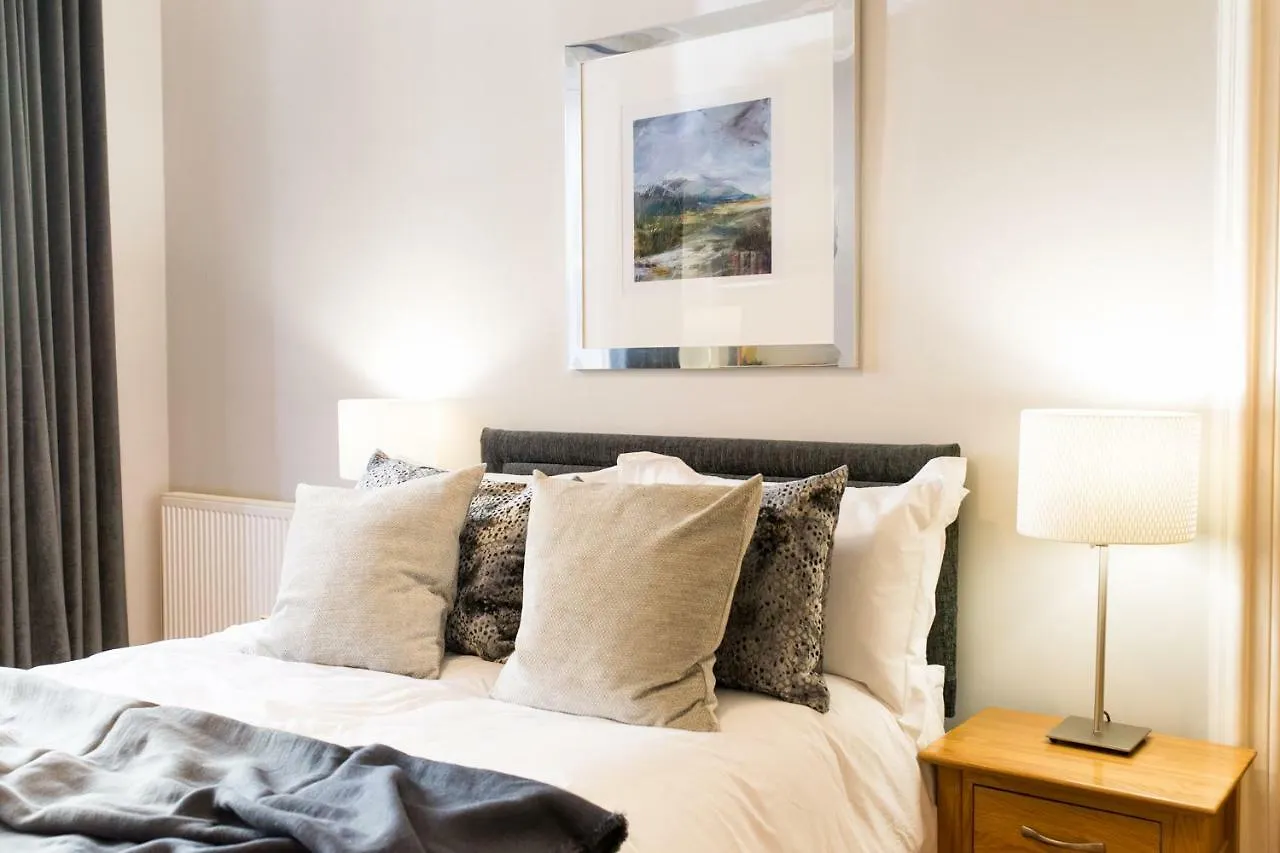Beautiful, Traditional 2 Bedroom Main Door Flat Edinburgh Apartment
