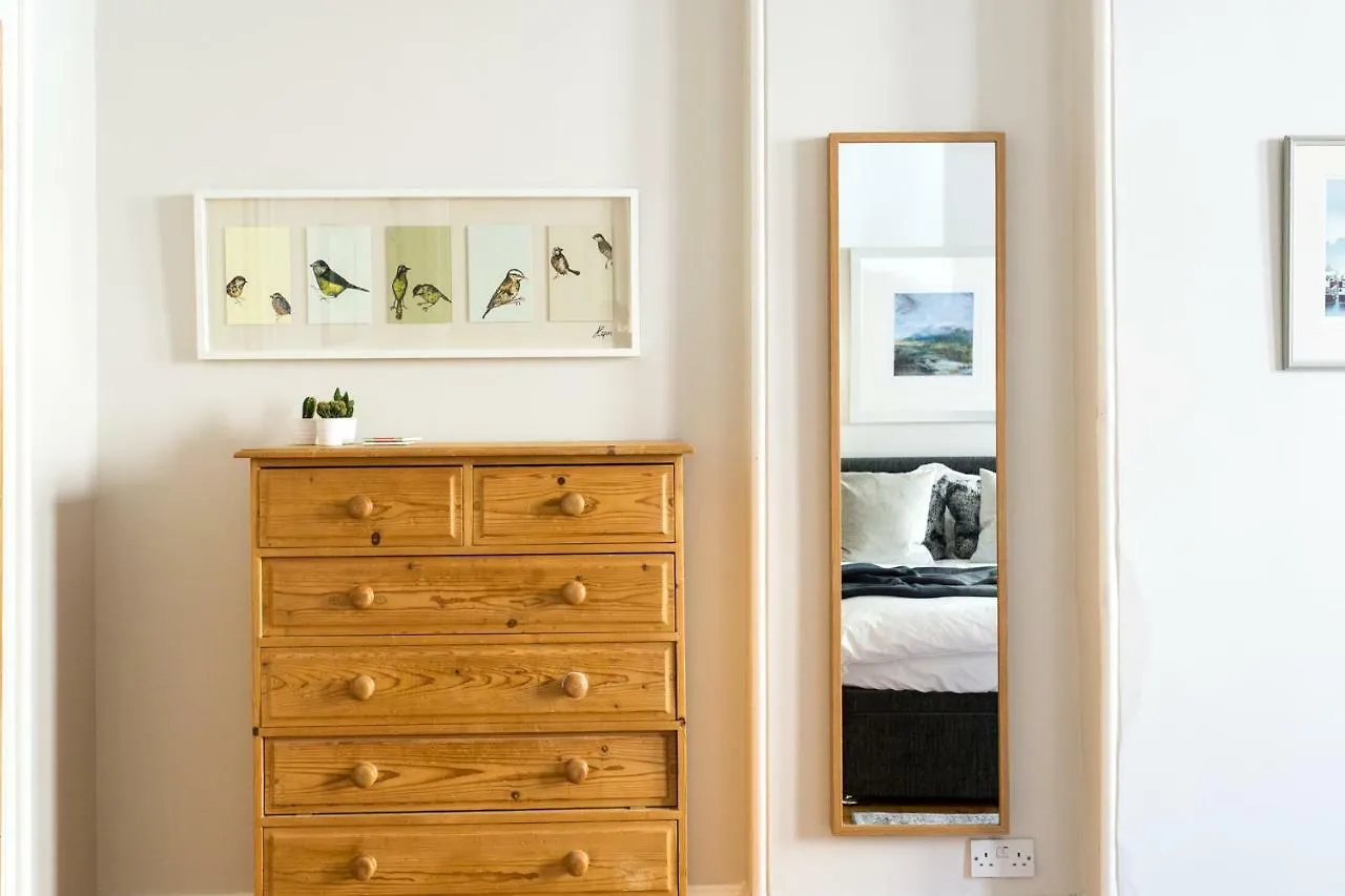 Apartment Beautiful, Traditional 2 Bedroom Main Door Flat Edinburgh