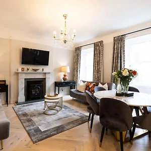 Righ - Luxurious Centre Three Bedroom Apartment