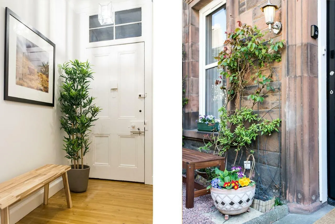 Beautiful, Traditional 2 Bedroom Main Door Flat Edinburgh Apartment
