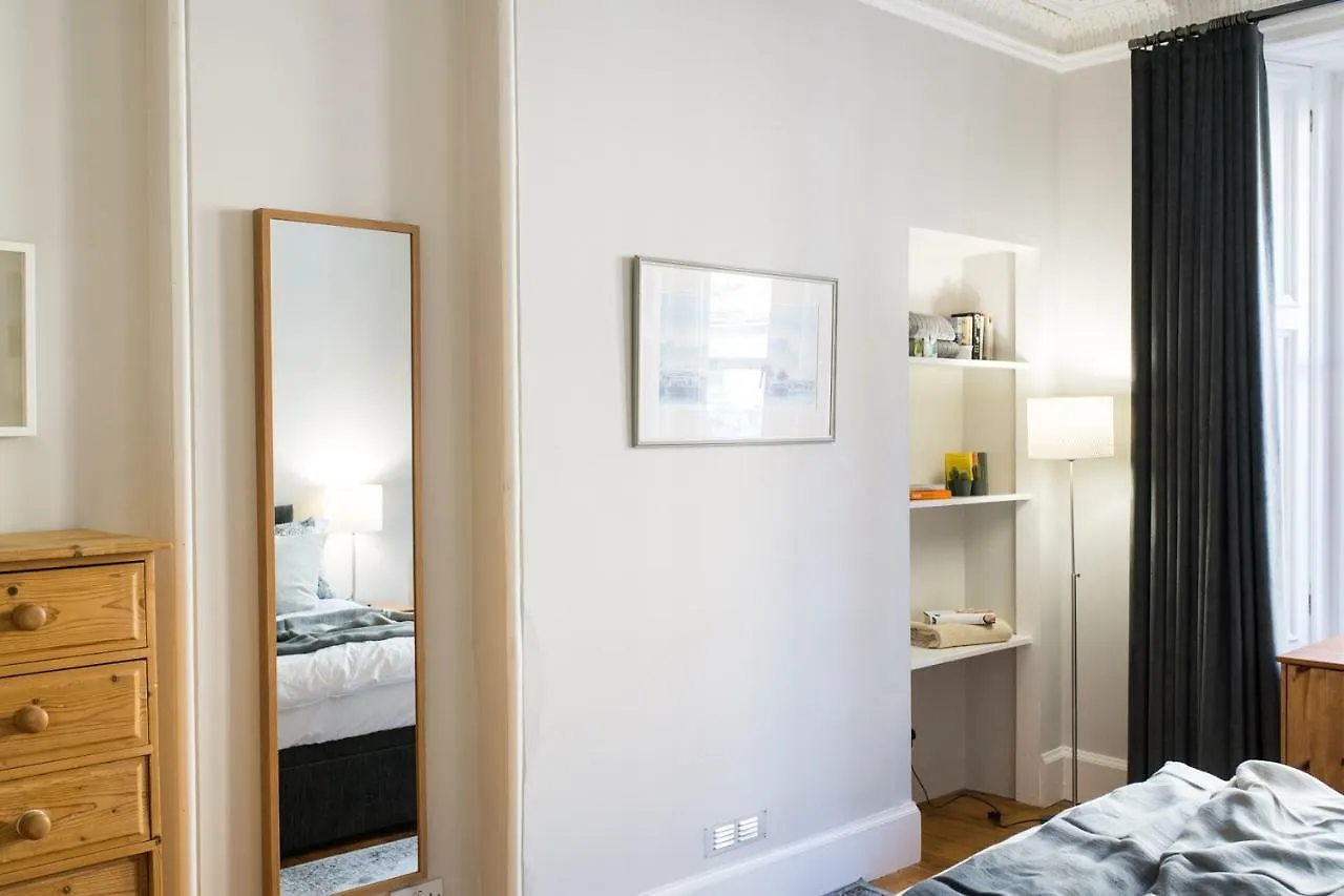 Beautiful, Traditional 2 Bedroom Main Door Flat Edinburgh 0*,  United Kingdom