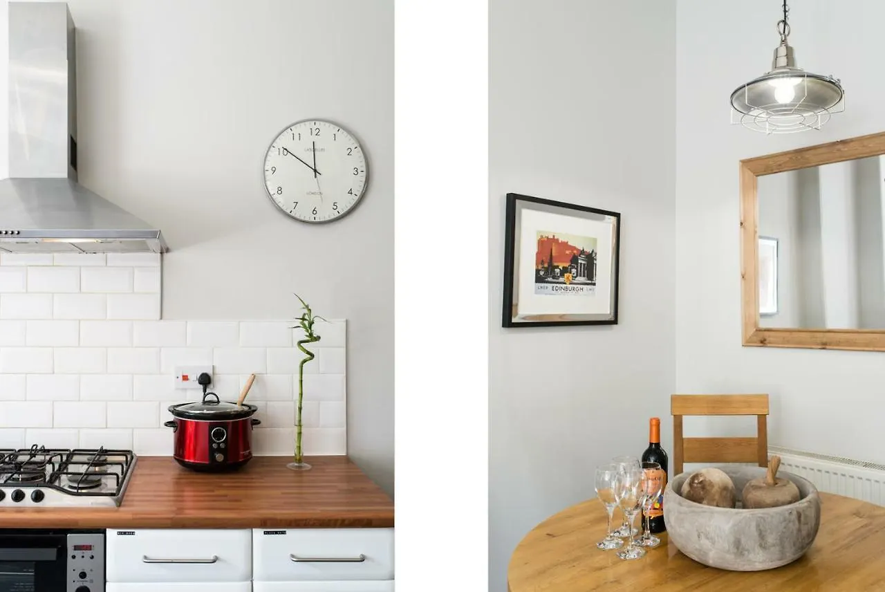 Apartment Beautiful, Traditional 2 Bedroom Main Door Flat Edinburgh
